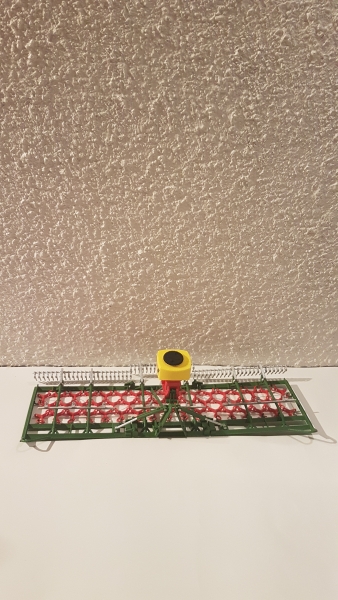 Wiesenschleppe mit Tank und Striegel